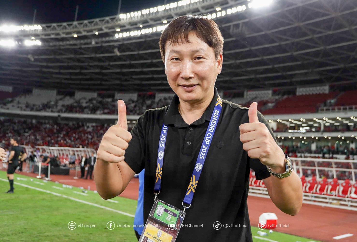 Thầy Kim Sang Sik hướng tới chức vô địch thứ 3 liên tiếp trong vòng 1 năm