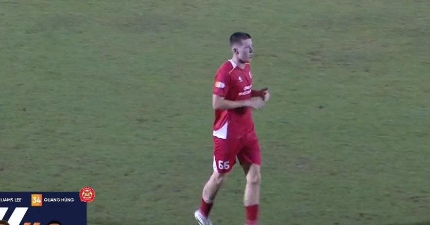 Cầu thủ này đã có trận ra mắt khá nhạt nhòa và bị HLV Lê Huỳnh Đức thay ra vào giữa hiệp hai