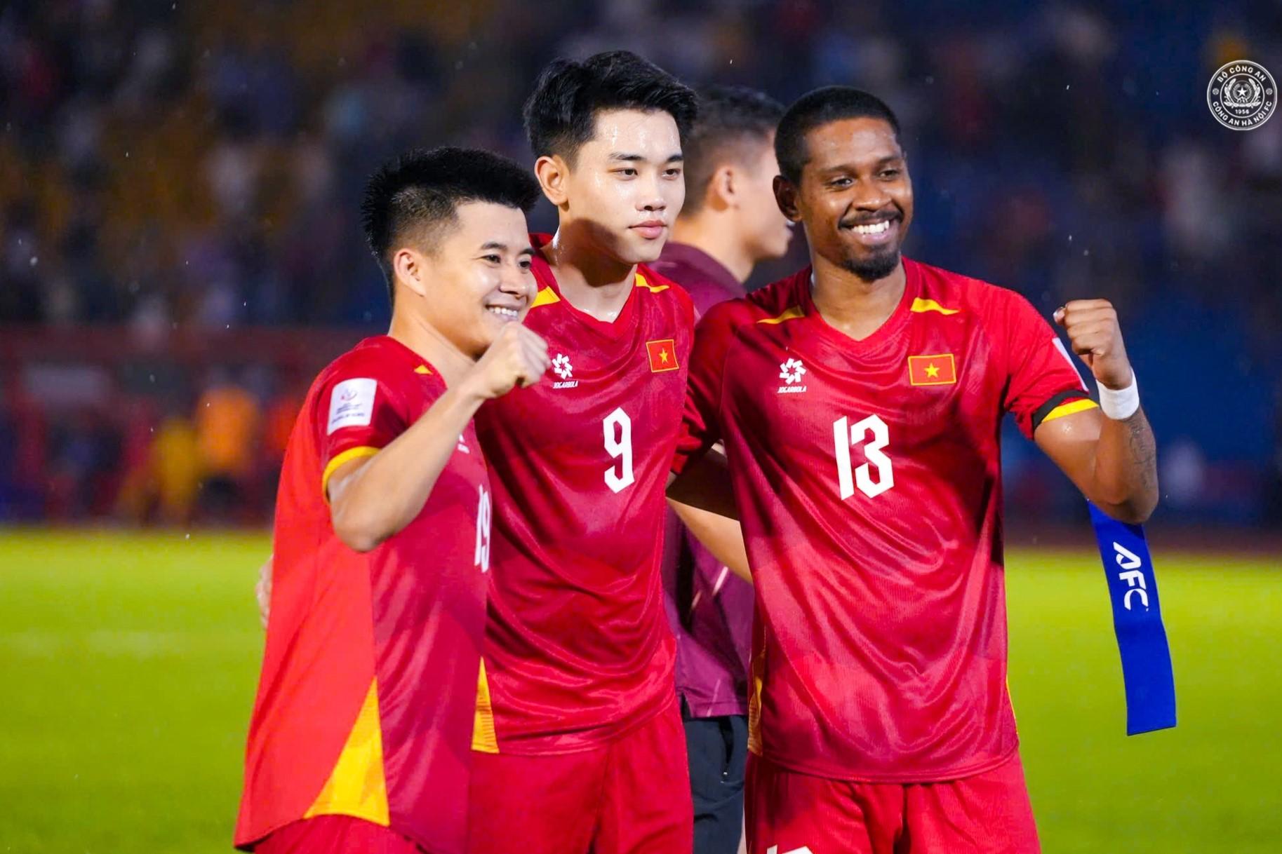 Pendant Quang Vinh được đeo băng đội trưởng khi Duy Mạnh ra sân