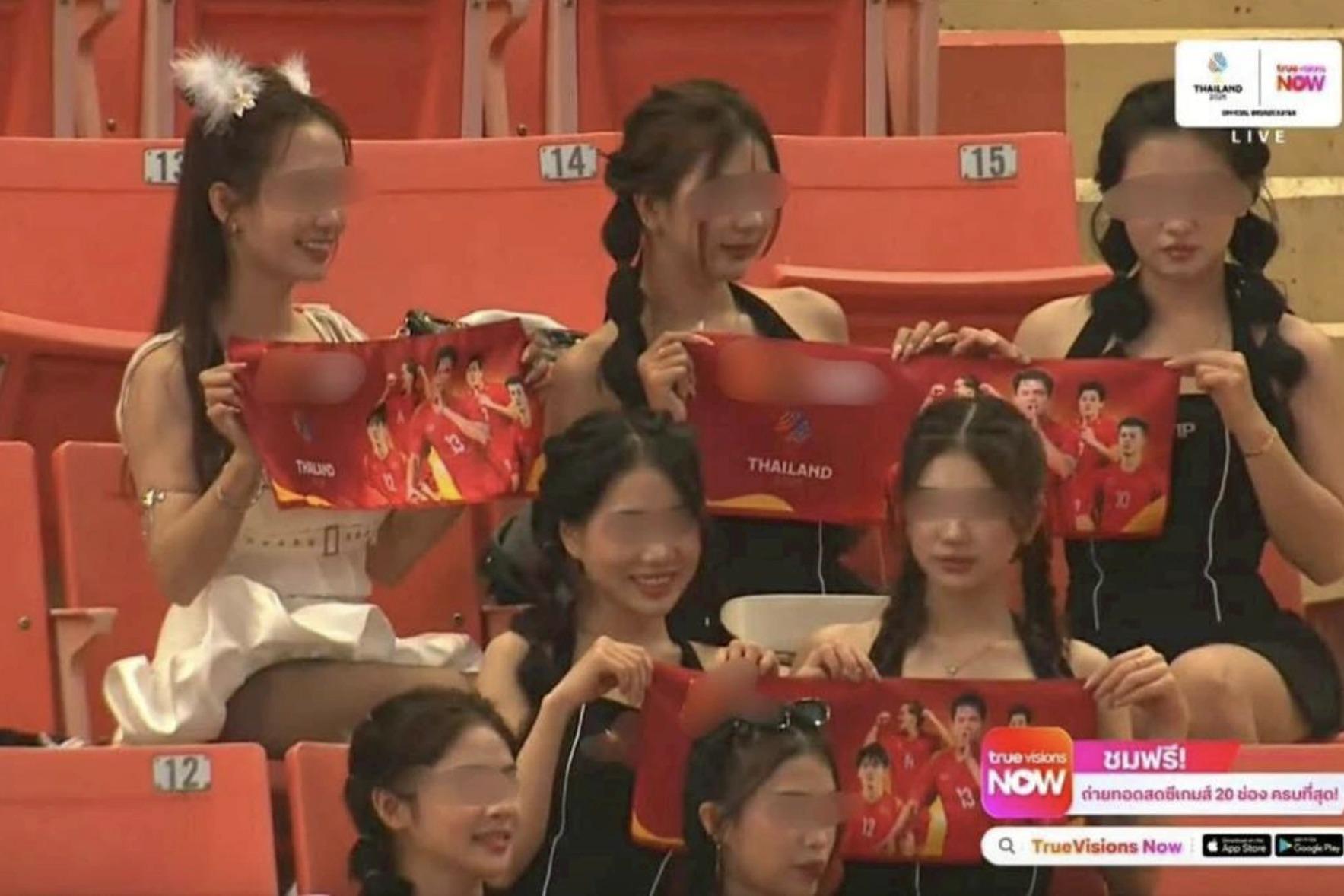 Nhóm hotgirl quảng cáo cá cược ở trận U22 Việt Nam vs U22 Lào