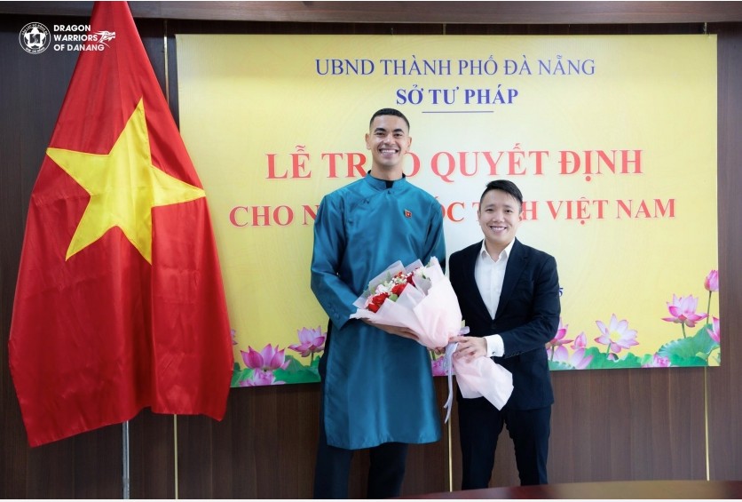 Cầu thủ Đỗ Phi Long được trao Quyết định nhập quốc tịch Việt Nam vào sáng 11/12